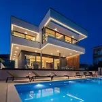 Luxury Excellence With A Pool Vila *