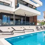 Vila Luxury Excellence With A Pool *
