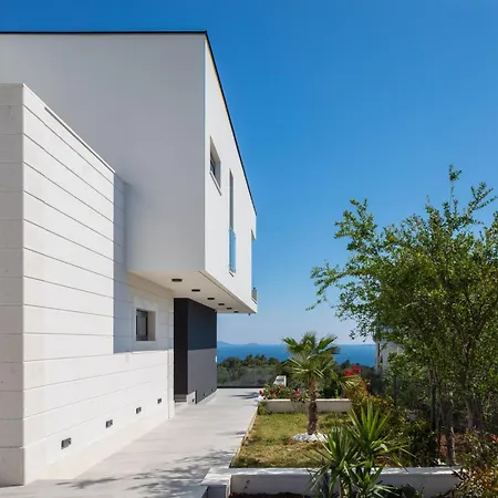 Vila Luxury Excellence With A Pool