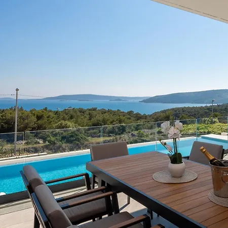 Vila Luxury Excellence With A Pool